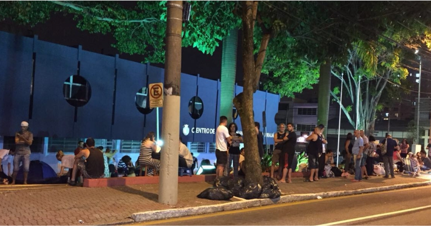 Medo de morrer com febre amarela, faz população ficar em fila no Centro de Saúde de São Caetano.
