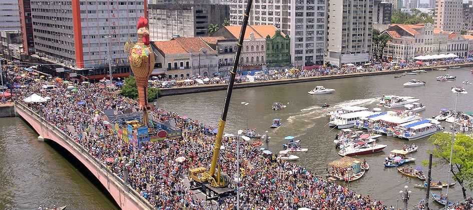 No Recife, maracatu perde lugar; Galo arrasta multidão nas ruas