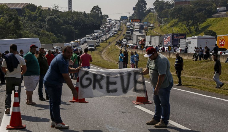 Em grupos de WhatsApp, caminhoneiros dizem que greve está longe do fim
