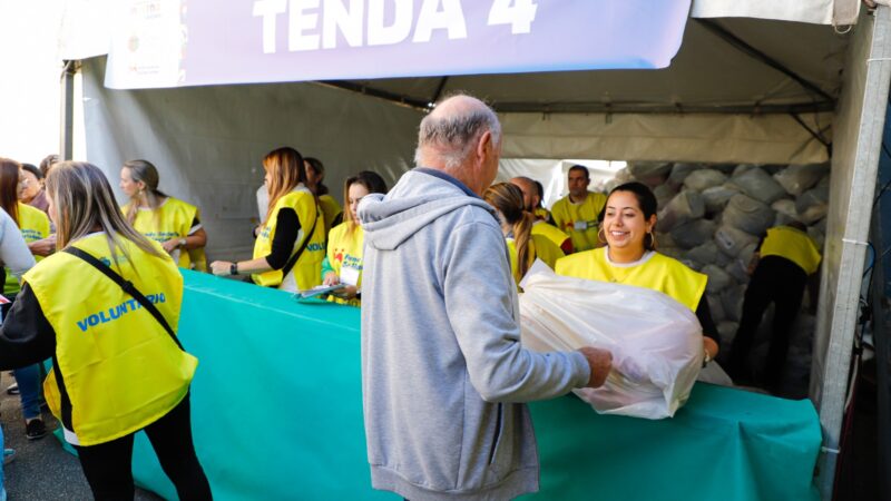 Inverno Solidário sorteia prêmios e entrega kits com edredons e mantas a 5.500 famílias de São Caetano
