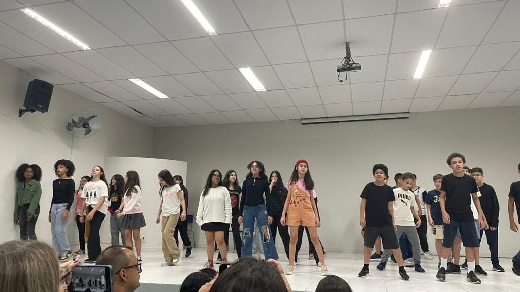 Professora da rede municipal transforma literatura em teatro e promove reflexão antirracista contínua na EMEF Oswaldo Samuel Massei